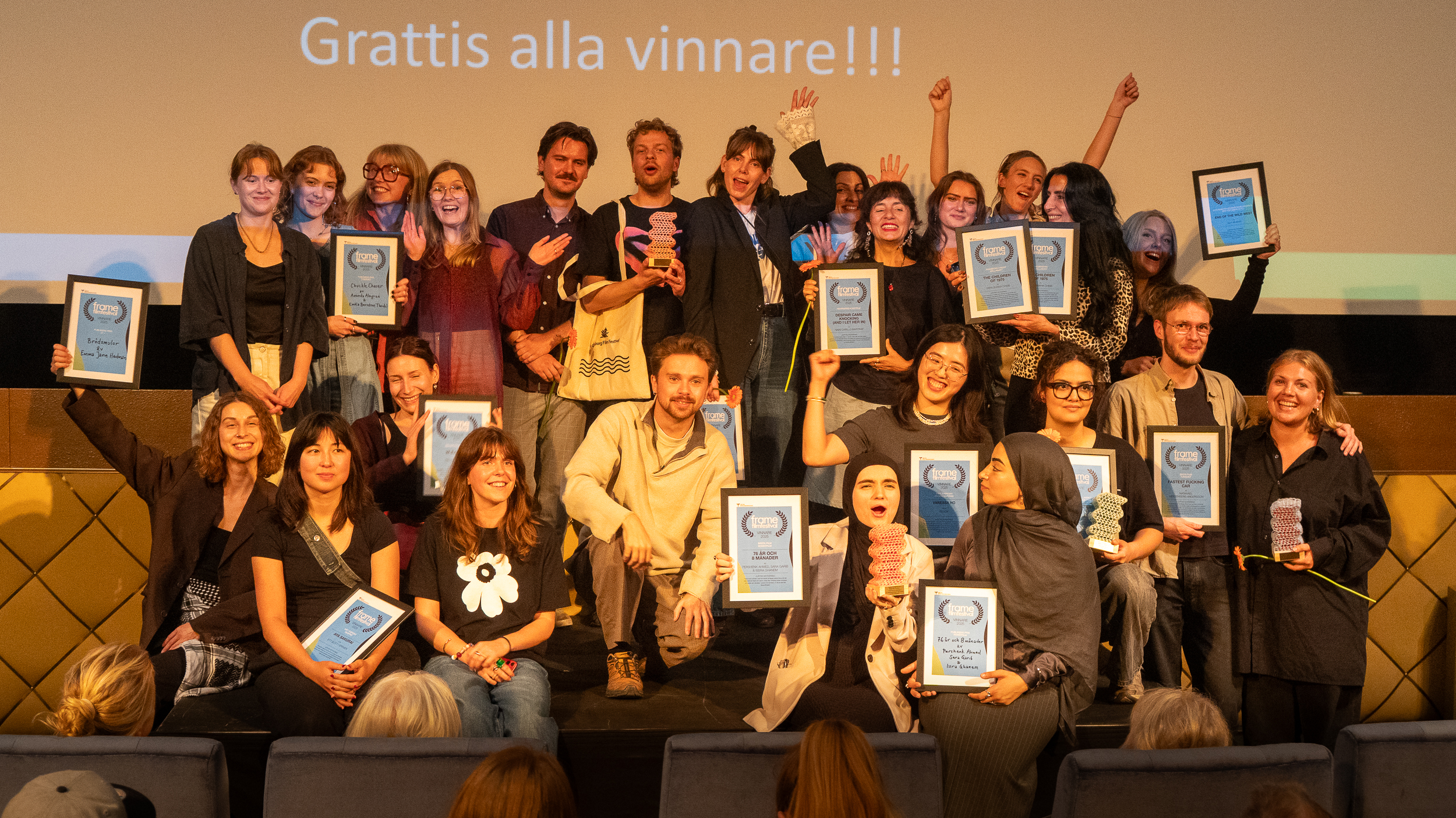 grupp gladda filmare med priser och diplom,