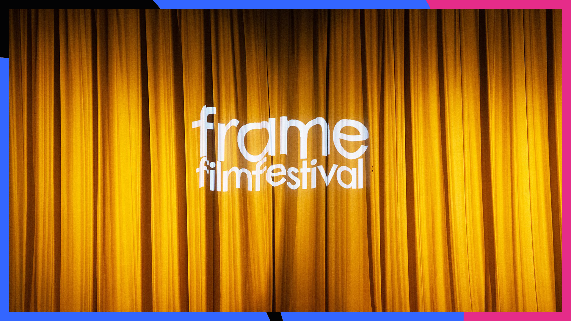 Ridå med Frame logo projicerad på