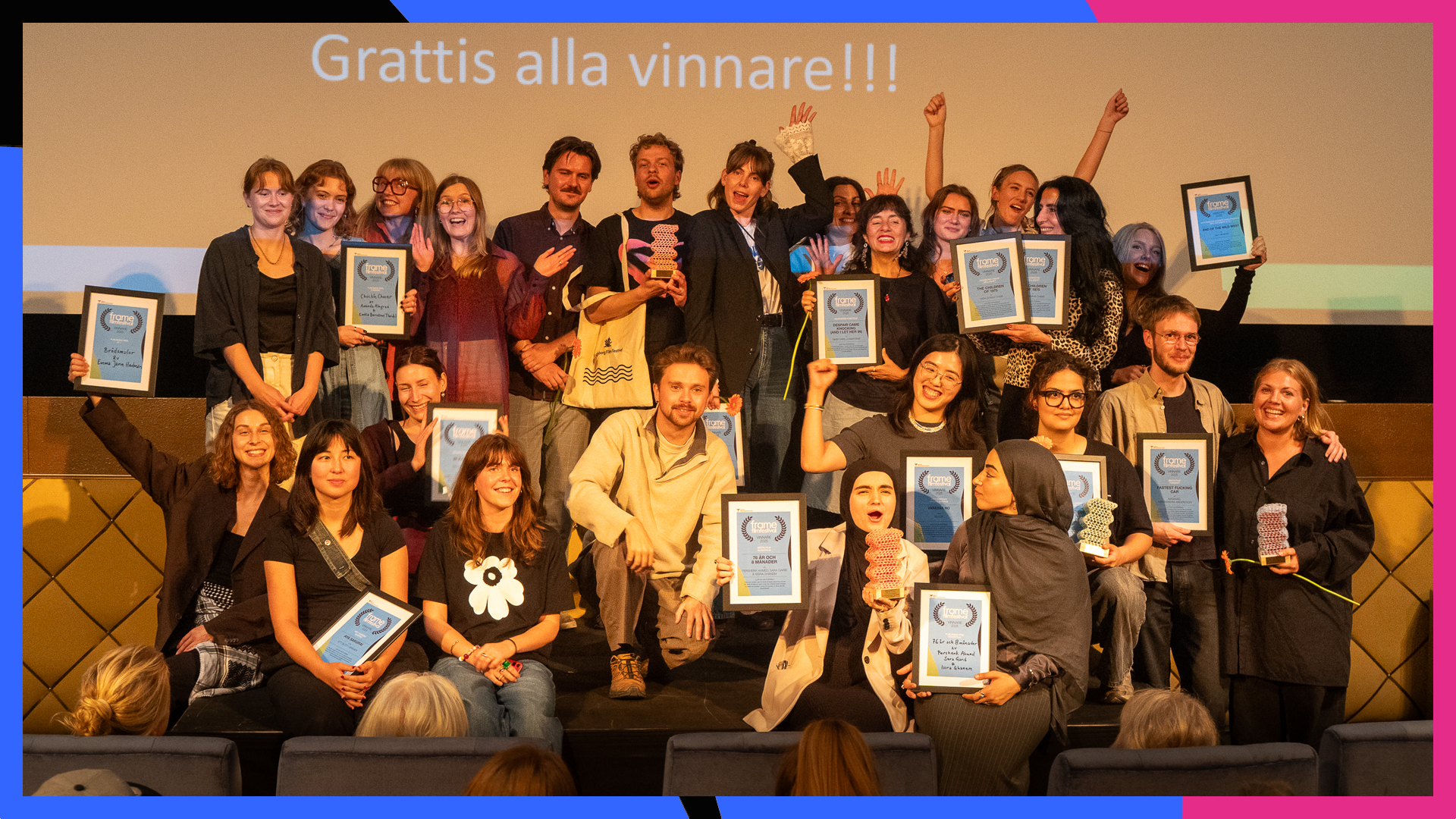 Gruppbild på glada vinnare med diplom