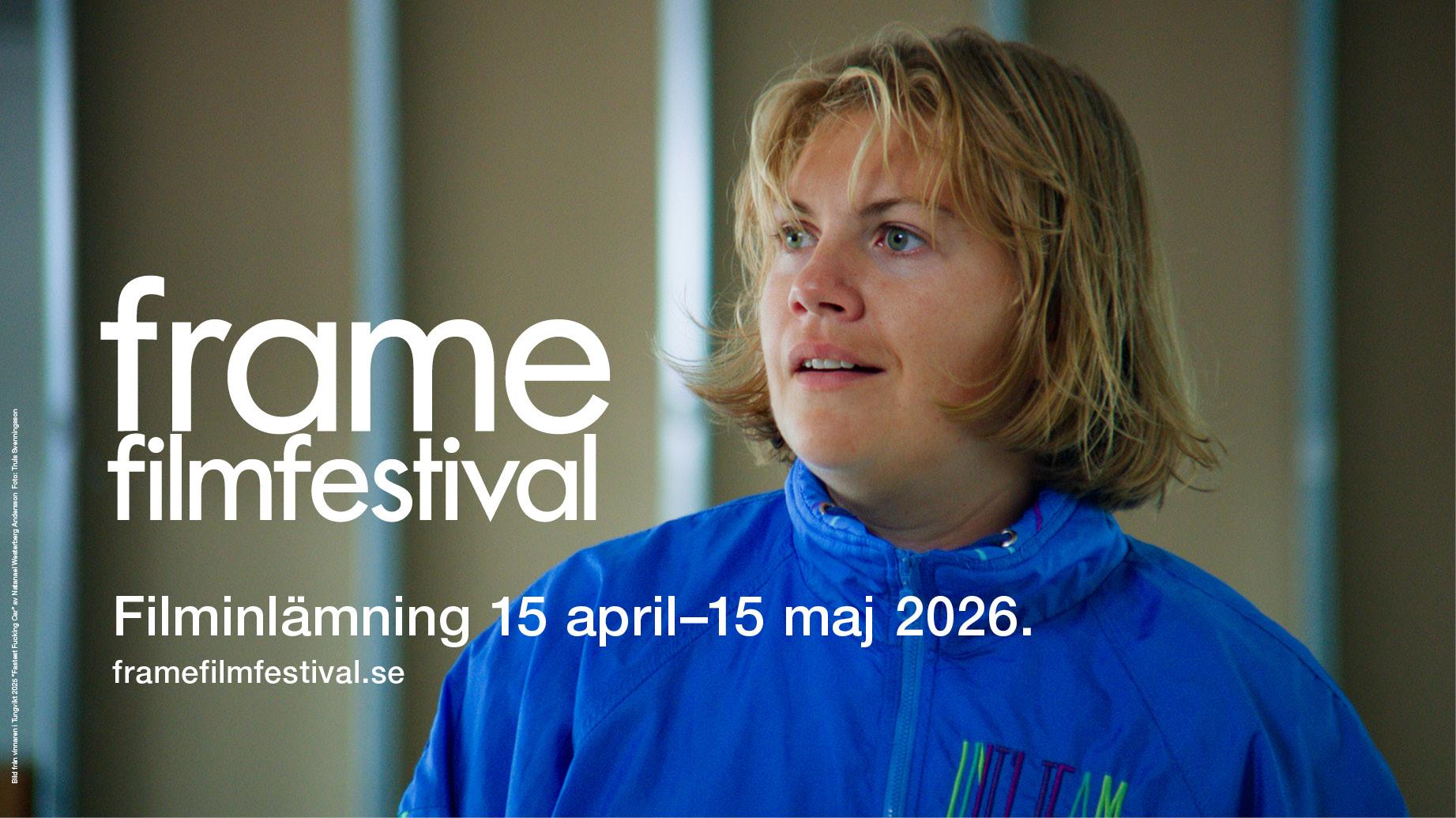 kvinna med träningsoverall blickar ur bild.