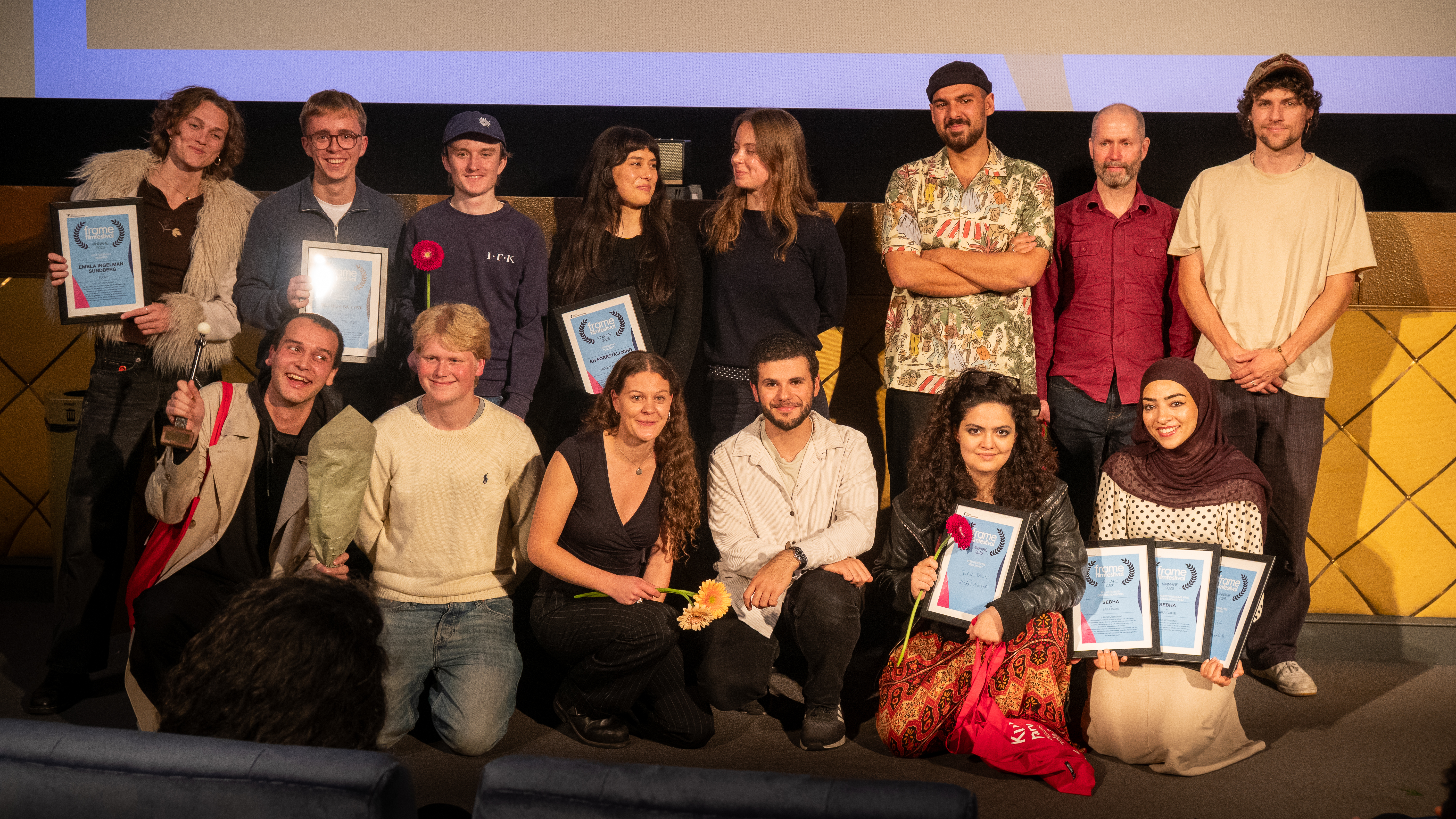 Gruppfoto av vinnare med diplom och priser