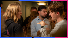 Mingel under engagerade diskutioner