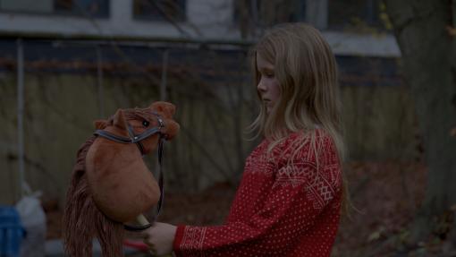 Flicka med käpphäst