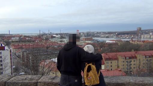 Par håller om varandra vi utsikt