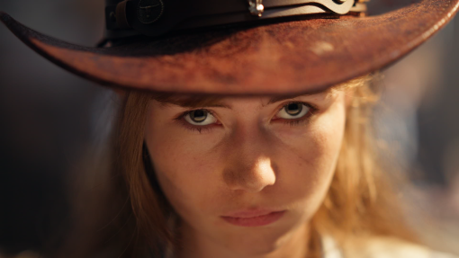 kvinna i cowboyhatt
