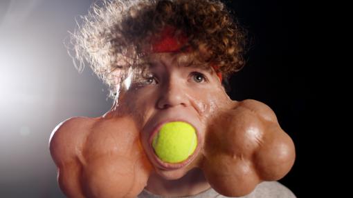 Kille med ett tiotal tennisbollar i munnen